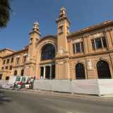 Il viaggio su corso Vittorio Emanuele inizia per� con il Teatro Margherita, primo edificio in cemento armato della citt�, risalente al 1914. Spiccano il suo profilo mattone decorato da ghirlande, festoni, mascheroni e fiocchi, le due alte torri con pinnacoli e la cupola ottagonale che svetta lucente sulla strada